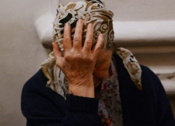 Двое мужчин силой закрыв 90-летнюю волгодончанку в шкафу обчистили ее квартиру