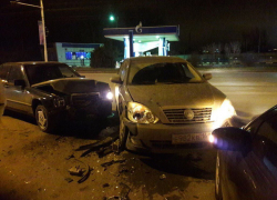 В Волгодонске на Морской две иномарки мощно сошлись на повороте 