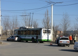 Столкновение троллейбуса с легковым автомобилем частично ограничило троллейбусное движение в новом городе Волгодонска