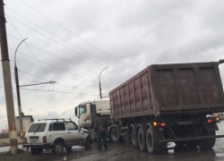 В Волгодонске на Жуковском шоссе «Нива» влетела в большегруз 