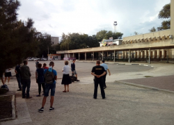 В Волгодонске оцепили вокзал из-за подозрительной сумки, оставленной мужчиной в шляпе 