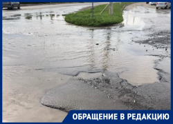 В «море» превращается двор в квартале В-5 в Волгодонске во время дождя