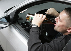 Пьяный волгодонец после  застолья с девушкой друга угнал его автомобиль и разбил о дерево