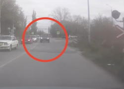 В Волгодонске водитель на Land Rover проехал по «встречке» через железнодорожный переезд