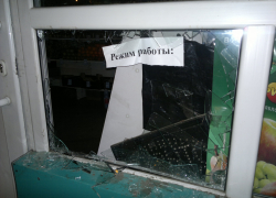 Возвращение 90-х?: На центральном рынке Волгодонска в зоомагазине разгромили аквариумы с рыбками и поломали клетки с животными 