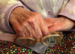 В Цимлянске из-за денег жестоко избили и пытались задушить 77-летнюю учительницу