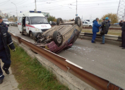 В Волгодонске ВАЗ перевернулся на крышу при съезде с моста на Прибрежную