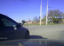 Волгодонец заснял на видеорегистратор, как в его автомобиль врезалась иномарка