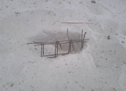 В Волгодонске на игровой площадке дети раскопали металлическую арматуру