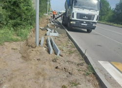 Ремонт разрушенного тротуара вдоль улицы Железнодорожной начался в Красном Яру