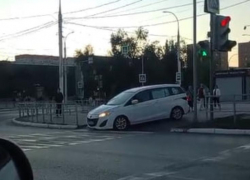 «Такого я еще не видел»: бесцеремонный водитель удивил волгодонцев своим маневром на пешеходной зоне в центре города