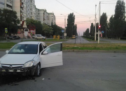 «Опель» не заметил разделительную полосу на Курчатова и перелетел через газон – читатель «Блокнота»