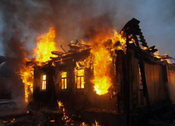 В Морозовском районе сгорело здание на Энгельса