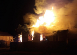 Ночью в Красном Яру полностью сгорел жилой дом
