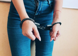 В микрорайоне В-5 при попытке кражи из «Пятерочки» задержали стройную девушку