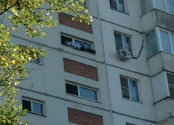 Мужчина оказался на грани жизни и смерти, повиснув на окне подъезда волгодонской многоэтажки    