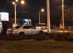 Водитель заехал на газон и врезался в столб возле «Комсомольца» 