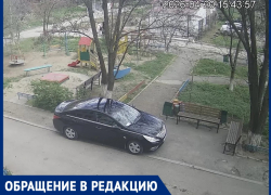 «Тротуар – не место для парковки!»: жители дома Ленинградская, 1 возмущены наглостью водителя