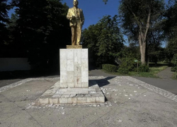 Вандалы повредили памятник Ленину в сквере «Юность»: полиция ищет свидетелей