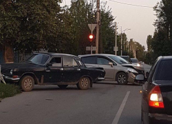 В результате ДТП «Волга» снесла новые ограждения на пересечении Горького и Первомайского в Волгодонске 