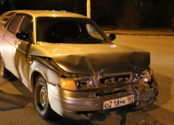 В Волгодонске возле лицея № 71 ВАЗ-2112 «протаранил» «Чери» 