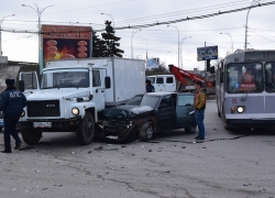 В Волгодонске отключенные светофоры привели к столкновению «десятки» и хлебовозки на путепроводе