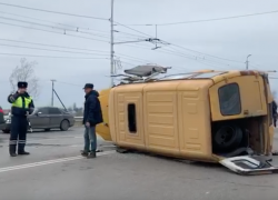 Пассажирская маршрутка перевернулась после ДТП на «пятом» в Волгодонске