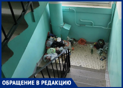 «Гора мусора, которую они не собираются убирать»: неудачная прочистка мусоропровода превратила подъезд в вонючую свалку 