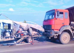 В Волгодонске на мосту через судоходный канал самосвал врезался в «Газель» и сбил дорожного рабочего