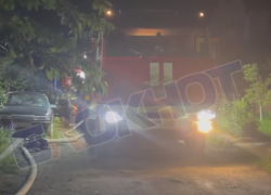Рядом с В-16 поздно вечером загорелся коттедж 