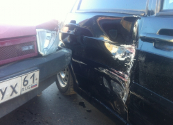 В Волгодонске на Степной «девятка» протаранила «четырнадцатую», выехавшую с автомойки