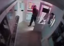 Волгодонцы в медицинских масках за 15 секунд ограбили ювелирную мастерскую на Морской