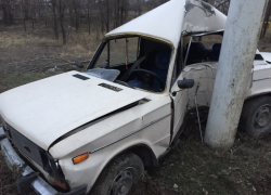 В Волгодонске ВАЗ-2106 разбился о столб на Жуковском шоссе – водитель в больнице