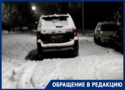 «Это нормально?»: волгодончанку возмутил припаркованный на тротуаре внедорожник