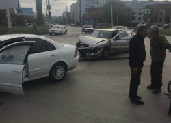 «Ниссан» влетел в металлическое ограждение после ДТП в районе «Налоговой» 