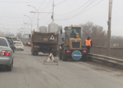 Коммунальщики издеваются над нами, или почему мост чистят именно в утренний час пик - читатель