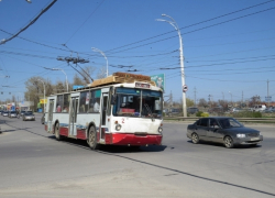 В троллейбусе на голову пожилой волгодончанке свалилась крышка люка