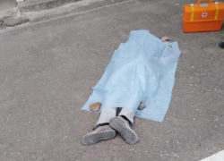  Пьяная волгодончанка не вышла к мертвому любовнику, лежавшему под подъездом 