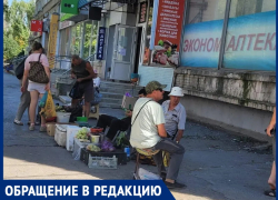 «Их разогнали, а они снова вернулись!»: торговцы устроили базар под окнами дома Морская, 64