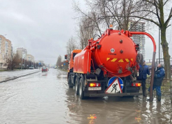 Коммунальщики Волгодонска осушают ливневые канализации города от луж