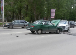 В Волгодонске на Морской «лоб в лоб» столкнулись три автомобиля