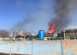 Частные дома полыхают в старой части Волгодонска