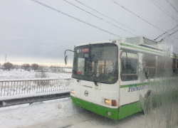 Авария на путепроводе парализовала движение троллейбусов и других автомобилей в Волгодонске