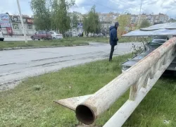   Огромный рекламный щит рухнул от сильного ветра на улице Королёва в Волгодонске