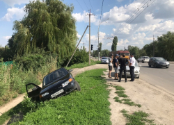 ВАЗ слетел в кювет после столкновения с «БМВ» на «пятом» 