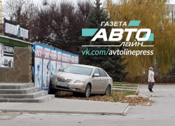 «Тойота Камри» врезалась в неподвижное препятствие на проспекте Курчатова