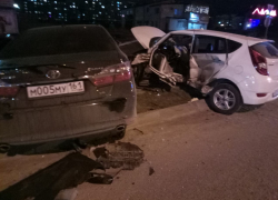 «Тойоту» раскурочило после ДТП рядом с ТРЦ в Волгодонске