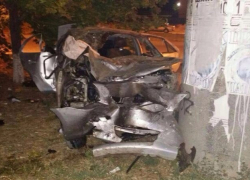 В Волгодонске пьяный водитель врезался в припаркованную на дороге иномарку, а затем в дерево— есть пострадавшие (ФОТО)