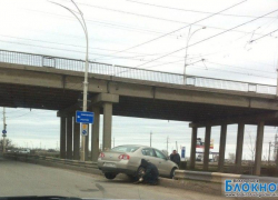 В Волгодонске под мостом повис «Фольксваген Пассат»