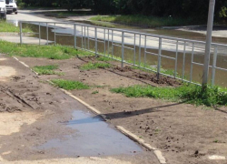Даже после небольшого дождя тротуар возле школы превращается в грязевое месиво, - волгодончанка